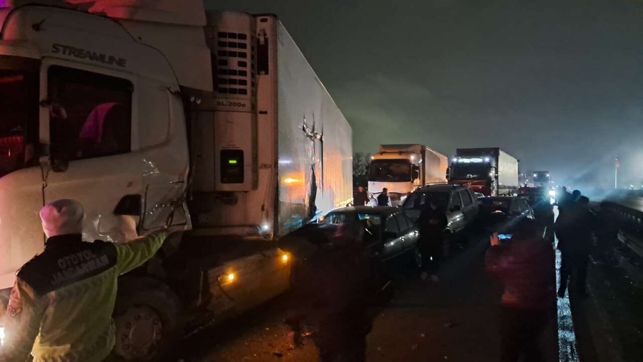 Konya plakalı TIR zincirleme kazaya karıştı! Çok sayıda yaralı var 3